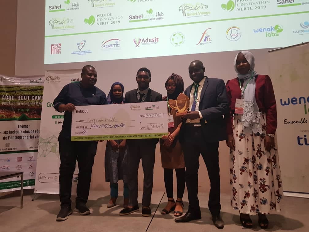 l'équipe du projet riripisiculture recevant le 2ème prix
