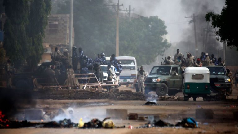 des-forces-soudanaises-sont-deployees-le-3-juin-2019-autour-du-quartier-general-de-l-armee-a-khartoum-pour-disperser-des-manifestants_6185840