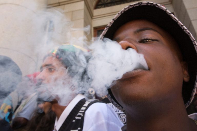 Un-jeune-africain-fume-marijuana-lors-manifestation-Cap-7-decembre-2015_1_1400_933