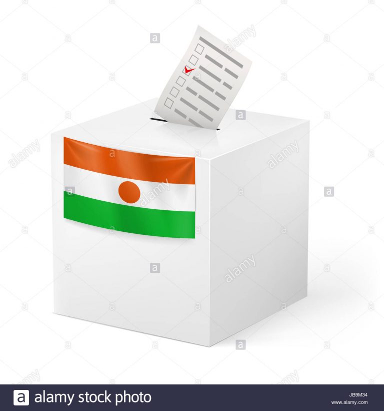 election-au-niger-boite-de-scrutin-de-vote-sur-fond-blanc-jb9m34