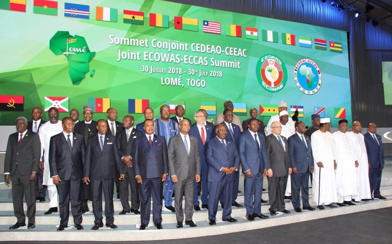 Photo-de-famille-à-louverture-du-Sommet-CEEAC-CEDEAO