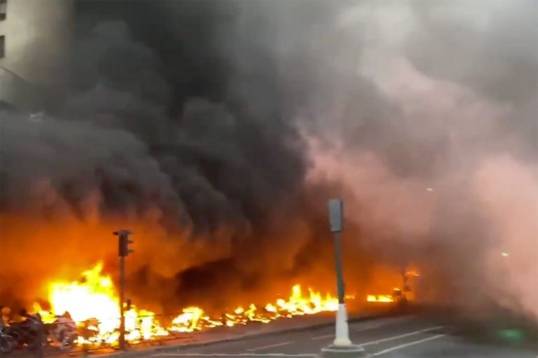 Paris-incendie-et-heurts-en-marge-du-concert-de-la-star-congolaise-Fally-Ipupa