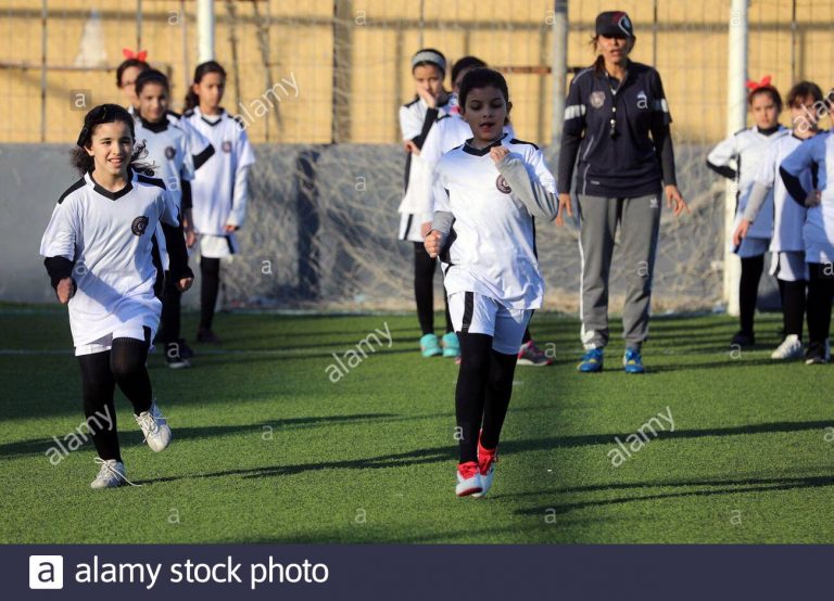 les-filles-s-entrainent-pour-la-premiere-fois-dans-une-academie-de-football-libyenne-a-tripoli-libye-le-21-decembre-2018-photo-prise-le-21-decembre-2018-reuters-hani-amara-2cj49a4