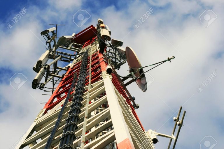 5898100-un-pylône-de-télécommunications-pour-la-télévision-et-les-signaux-des-téléphones-mobiles