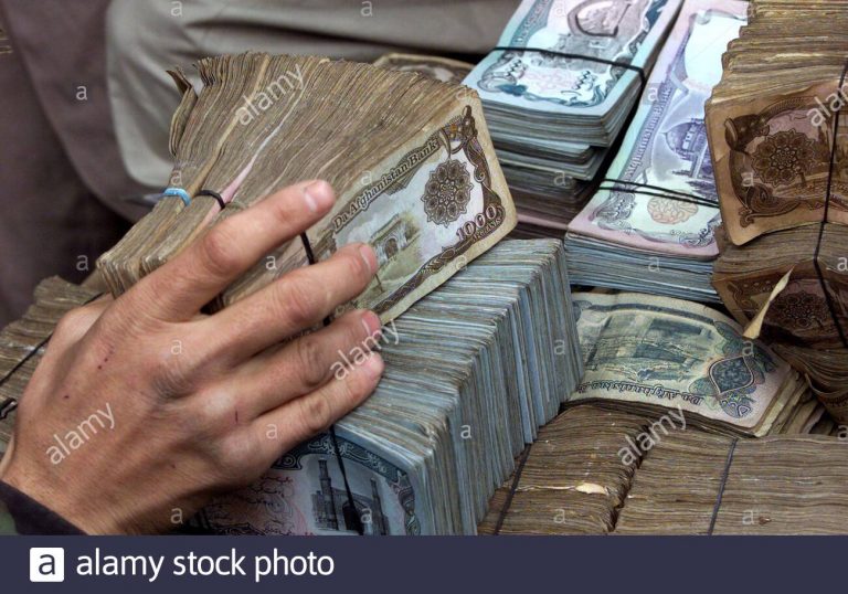 un-marchand-de-billets-afghan-ajuste-les-billets-de-10000-afghani-sur-le-marche-monetaire-en-plein-air-de-shhahzada-a-kaboul-le-18-fevrier-2002-reuters-mario-laporta-ml-2cp7h45