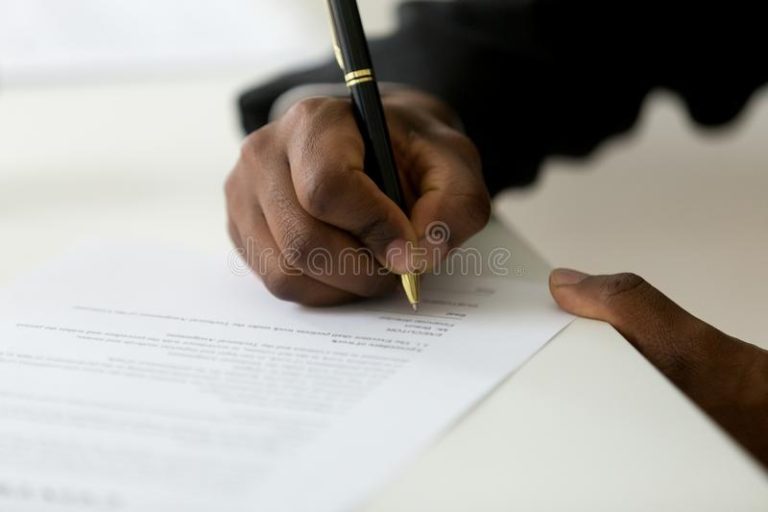 fermez-vous-du-travailleur-noir-signant-la-documentation-juridique-117971027