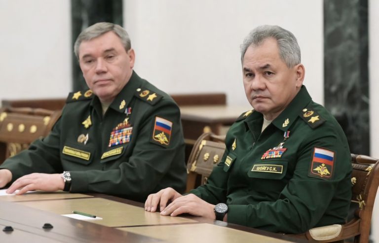 le-ministre-russe-de-la-defense-serguei-choigou-et-et-le-chef-d-etat-major-de-l-armee-russe-valeri-guerassimov-lors-d-une-reunion-a-big