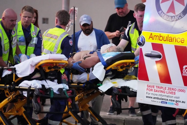 au-moins-huit-personnes-ont-ete-blesses-par-des-tirs-sur-la-plage-de-bondi-a-sydney-photo-mark-baker-sipa-1765704701