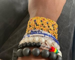Société : Les bracelets de poignet, un accessoire incontournable chez les jeunes
