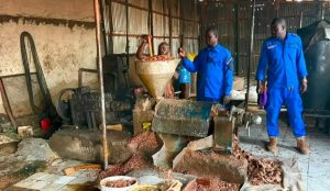 N’Djaména : La Police sanitaire contrôle les unités de production d’huile d’arachide